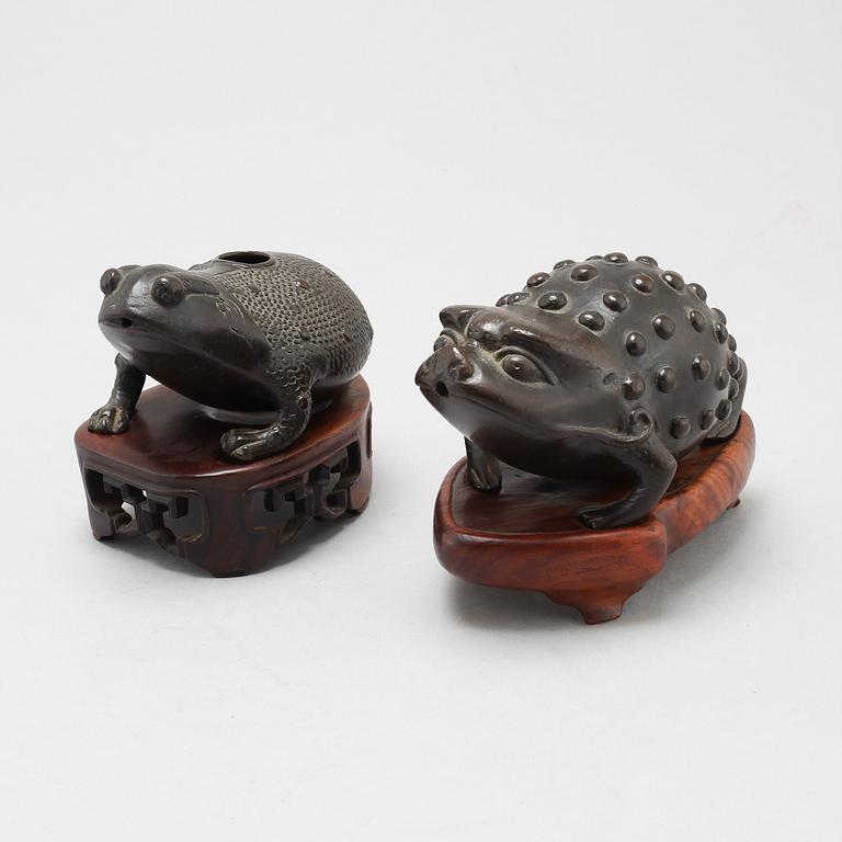 Two Chinese water droppers, 20th Century.