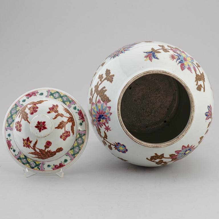 A large famille rose vase with cover, Qing dynasty, ca 1900.