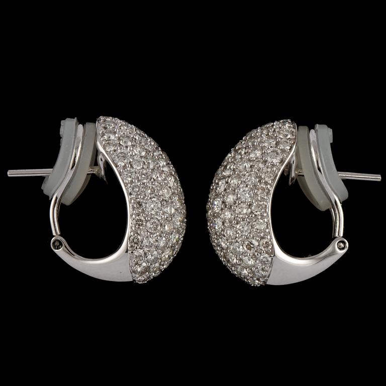 A pair of brilliant cut earrings, tot. 3.59 ct.