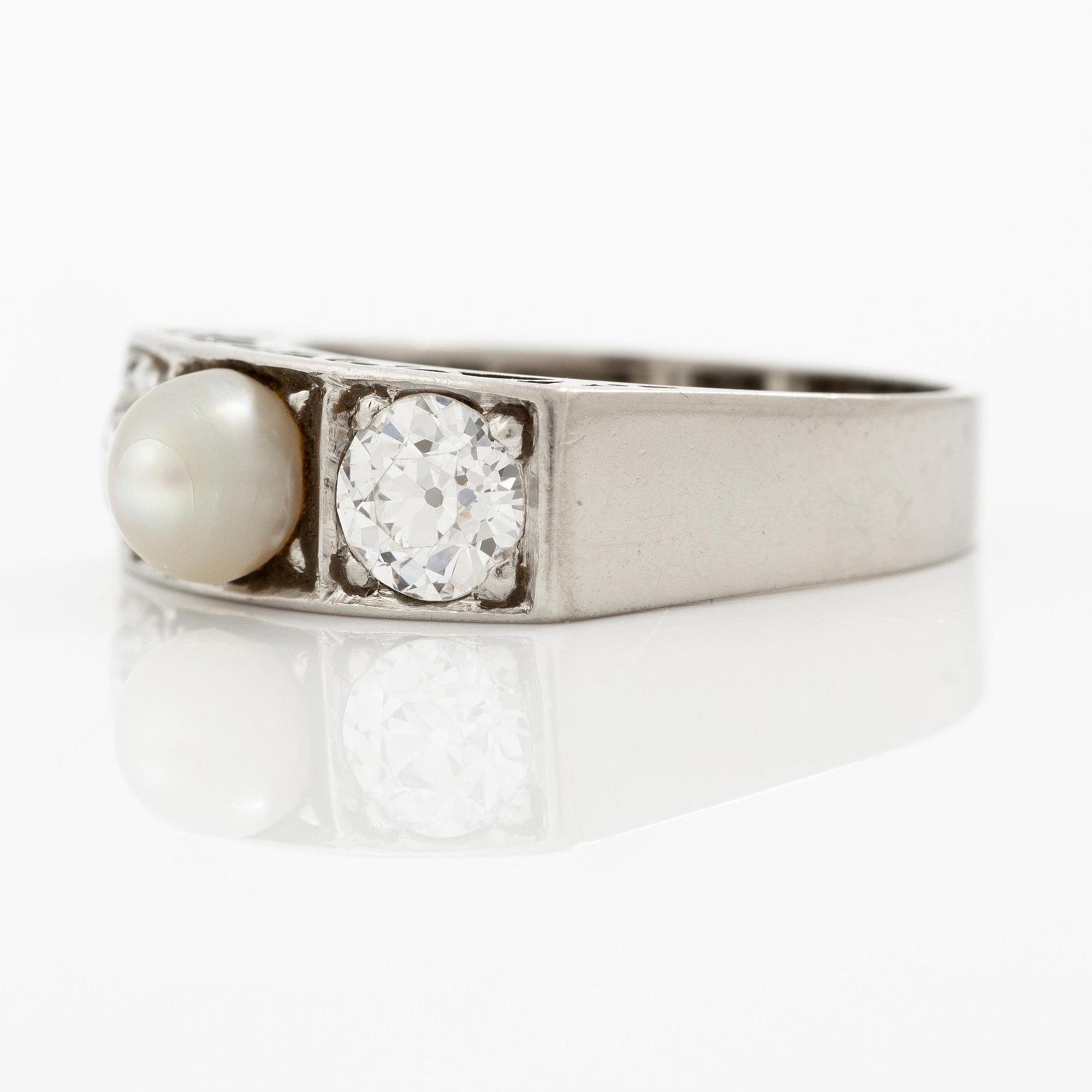 Ring 18K vitguld med en odlad pärla och gammalslipade diamanter.