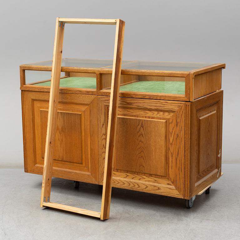 A mid 20th Century chest of drawers.