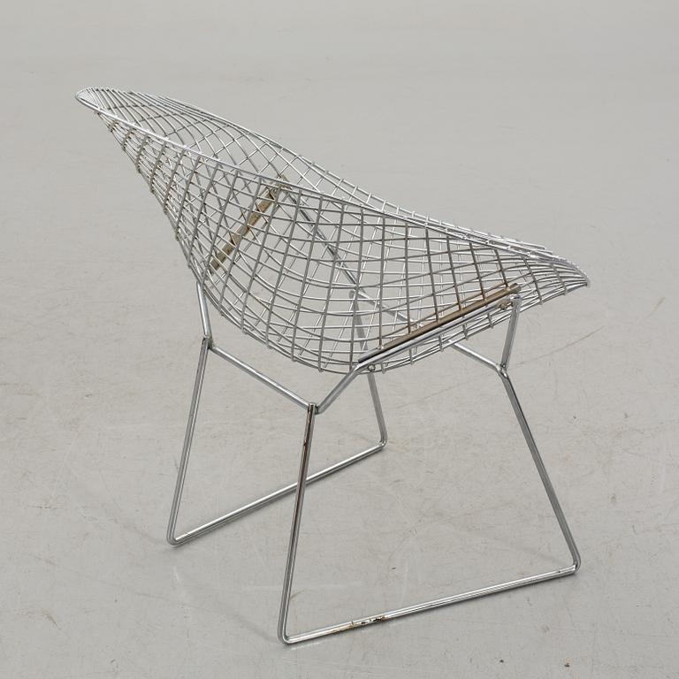 A HARRY BERTOIA "DIAMOND CHAIR".
