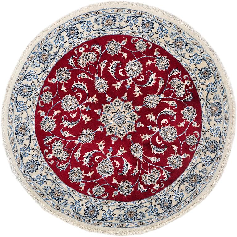 A carpet, Nain, part silk, so called. 9LAA. Diameter 137 cm.