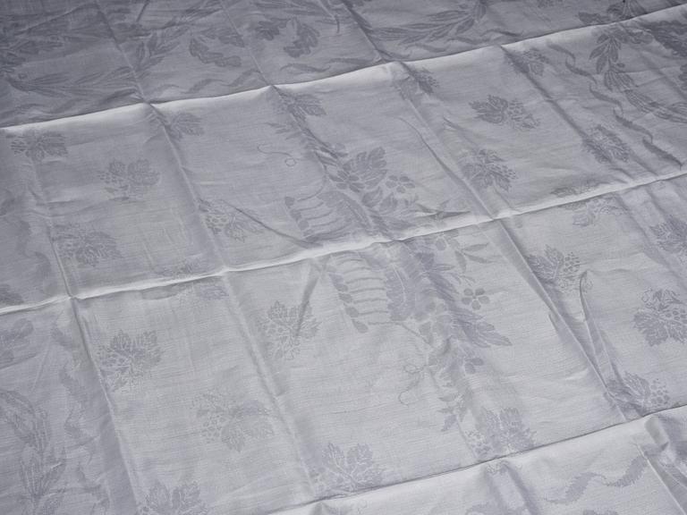 A tea table cloth, linen damask, "Lilla blomsterkorgen", ca 143,5 x 144 cm.