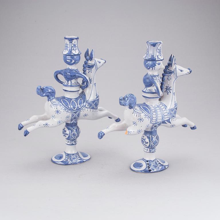 LJUSSTAKAR, ett par, fajans. Björn Wiinblad, Danmark 1989.