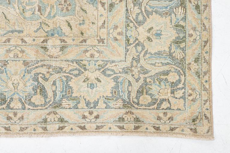 Vintage rug, approx. 380 x 288 cm.