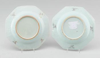TALLRIKAR, 1 par, porslin, Kina, Qianlong 1736-1795.