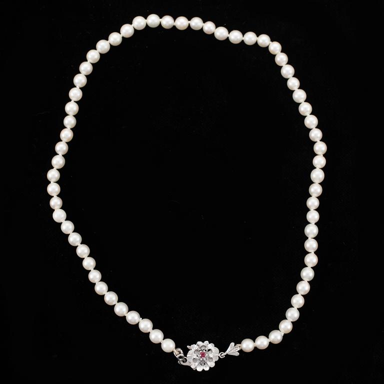 COLLIER, odlade saltvattenspärlor, lås 18k vitguld med röd sten.
