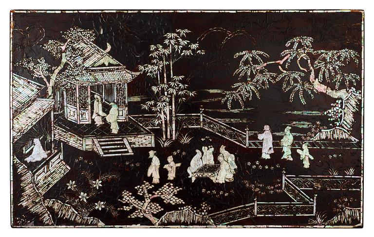 A mother-of-pearl inlayed lacquered plaque, Qing dynasty, 17/18th Century.