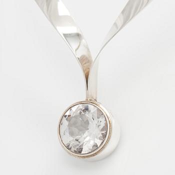 Kaulaketju ja rannekoru, viistehiotut vuorikristallit, hopeaa, Kaunis Koru 1972.