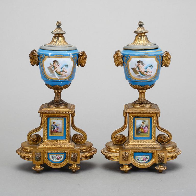 CASSOLETTER/LJUSSTAKAR, ett par, 1800-talets slut.