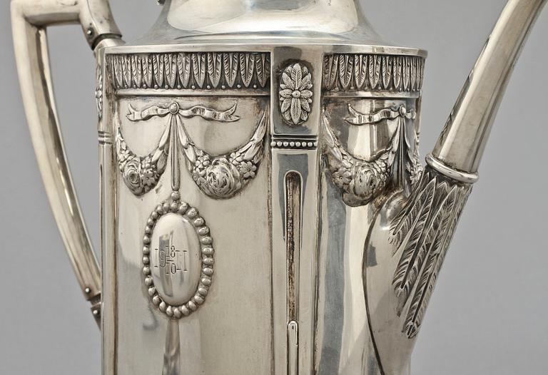 KAFFESERVIS 3 delar, silver, gustaviansk stil, Carl Gustaf Hallberg, Stockholm, 1910. V 1 180 g.