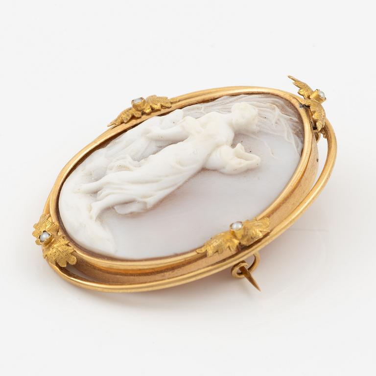 Brooch/pendant 18K gold with shell cameo and pearls.