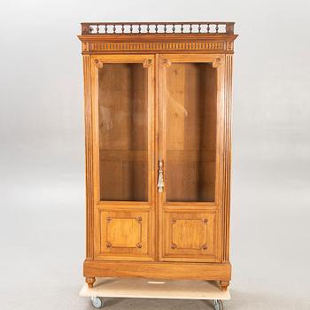 Bokskåp/vitrinskåp 1900-talets första hälft.