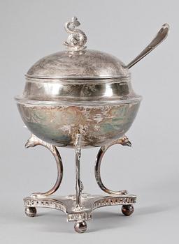 SOCKERSKÅL MED STRÖARE, silver, empir, Johan Carlsson, Norrköping, 1817, samt Anders Casterman dy, Eksjö, 1791. Tot 679g.