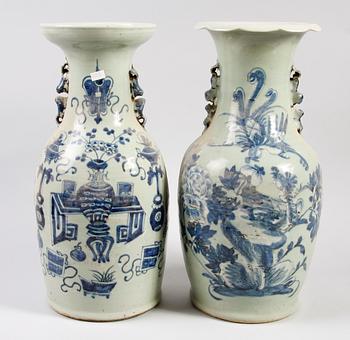 GOLVVASER, 2 st. Porslin, Kina, 1900-tal.