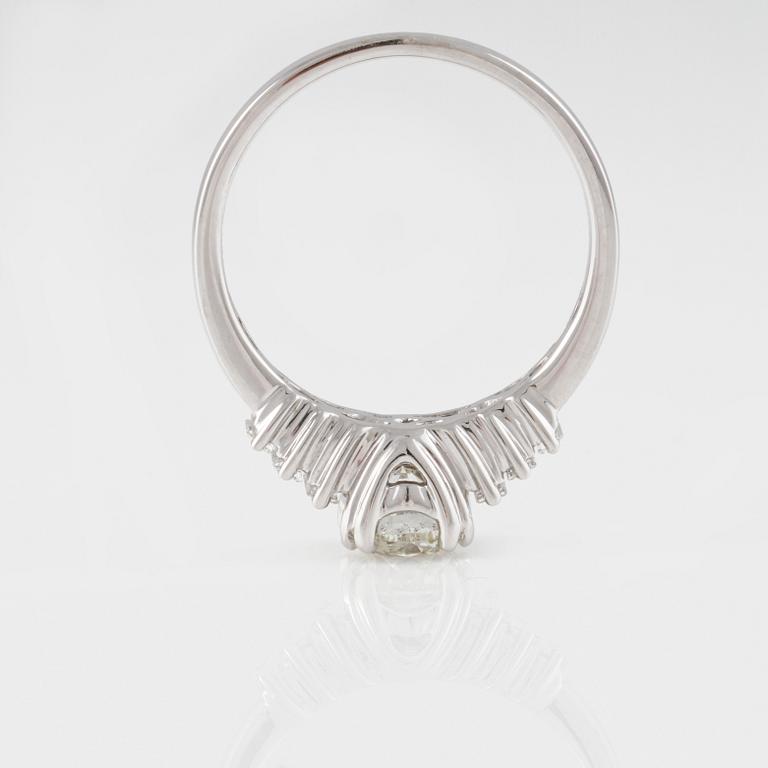 RING, 18K vitguld med briljantslipad diamant ca 1.01 ct samt baguetteslipade diamanter ca 0.29 ct. Vikt 4,0 gram.