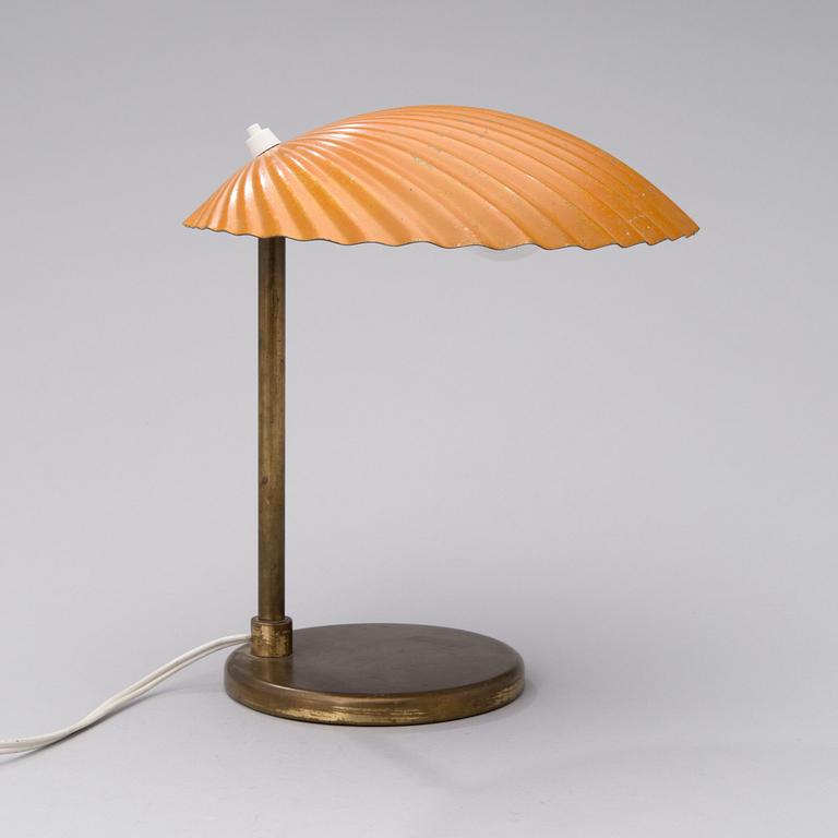 A 5321 desk lamp, "Shell", manufactured by Taito Oy. Designed in 1938/39.