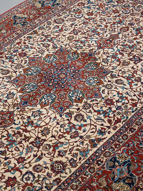 MATTO, a carpet, Old Esfahan, part silk, ca 327 x 209 cm.