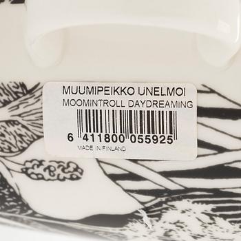 Muminmugg, "Mumintrollet dagdrömmer", porslin, Moomin Characters, Arabia 2005.
