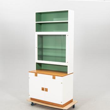 Josef Frank. Bokhylla med vitrin, modell 2255 för Firma Svenskt Tenn.