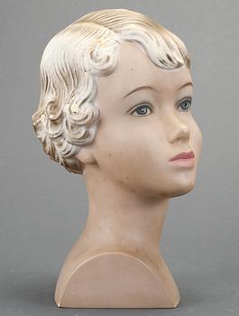 SKYLTDOCKA, huvud, 1900-talets första hälft.