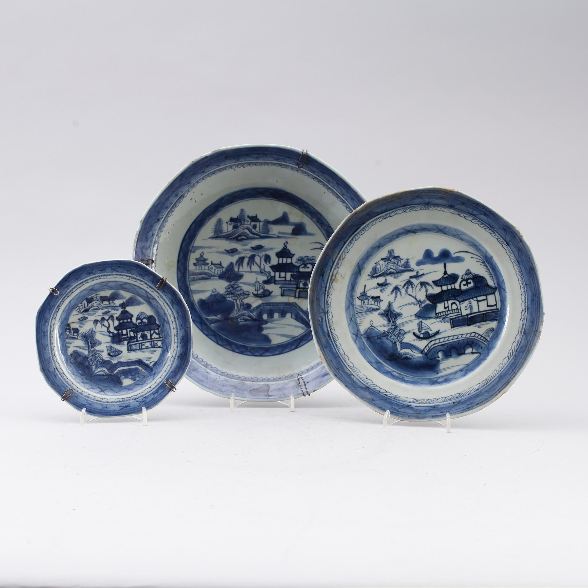 TALLRIKAR, 16 st (13+2+1) kompaniporslin, Kina, 1700-/1800-tal.