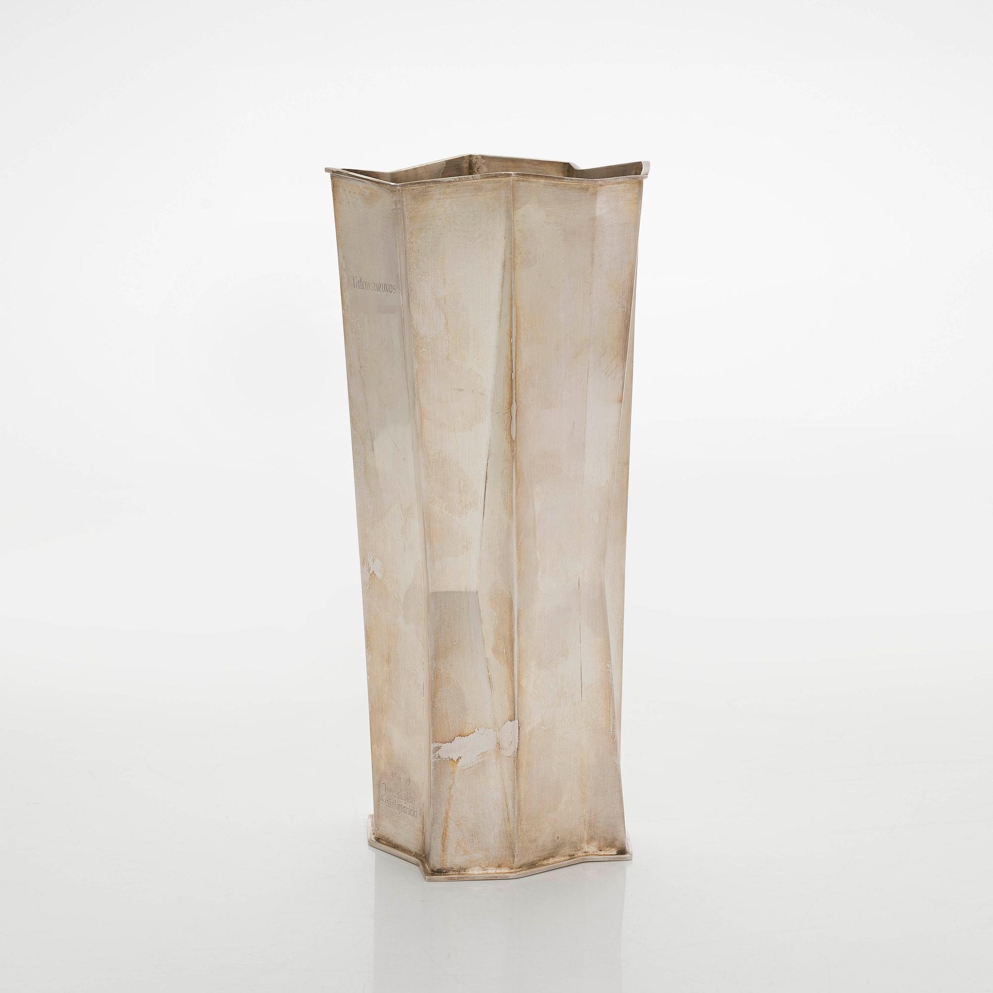 Tapio Wirkkala, maljakko, hopea TW 226, Kultakeskus, Hämeelinna  1966.