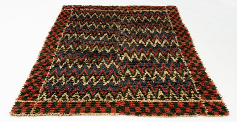 An 18th century, knotted pile, bed cover from Örke, Skuttunge socken in Uppland, ca 185 x 122 cm.