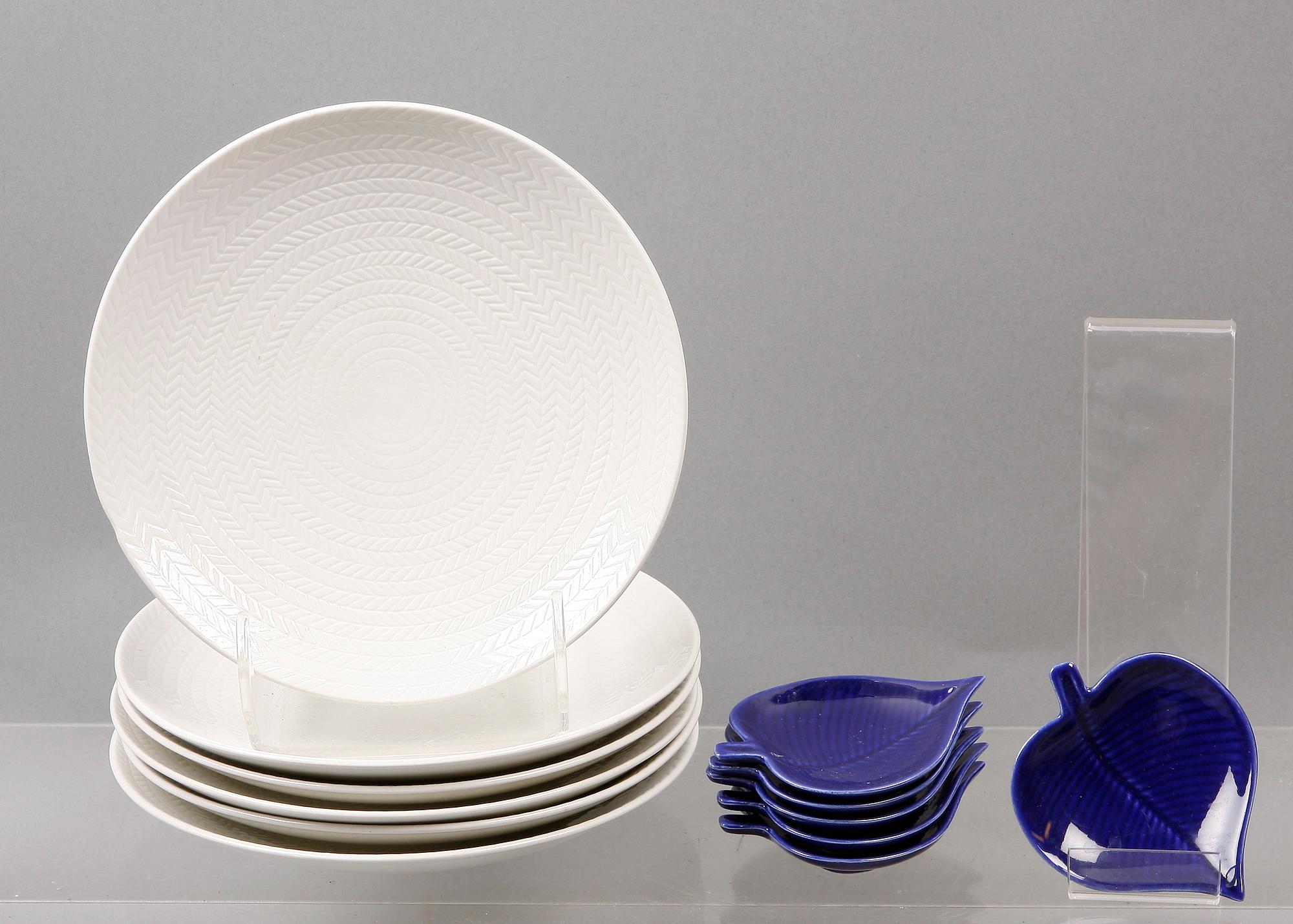 ASSIETTER SAMT MINIATYRFAT, 12 delar, bla "Blå Eld", Hertha Bengtsson. Rörstrand.