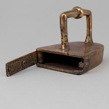 STRYKJÄRN, brons, 1600-tal.