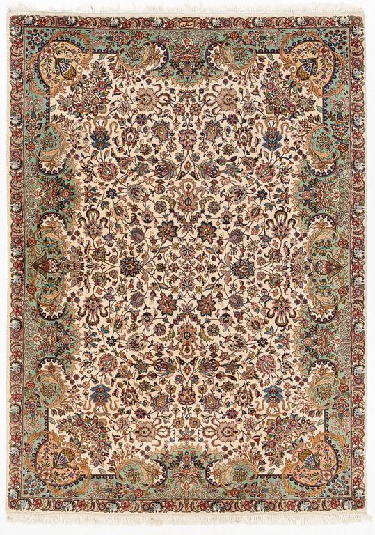 A Tabriz carpet, c. 292 x 210 cm.