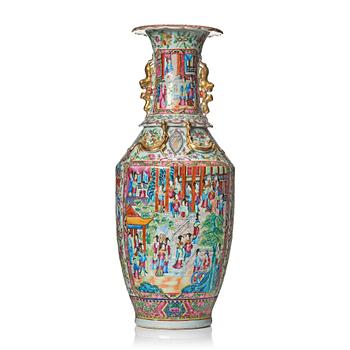 1073. A large Canton famille rose vase, Qing dynasty, 19th Century.