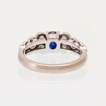 An 18K white gold ring set with an oval faceted sapphire and round brilliant-cut diamonds, Sengels Goldsmith Stockholm.