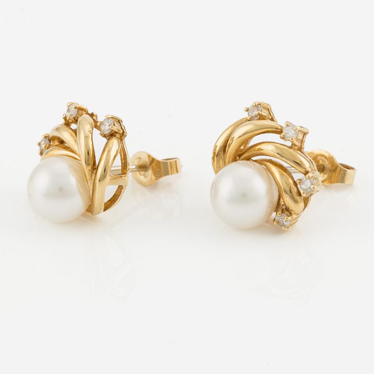 Earrings with cultured pearls and brilliant-cut diamonds.