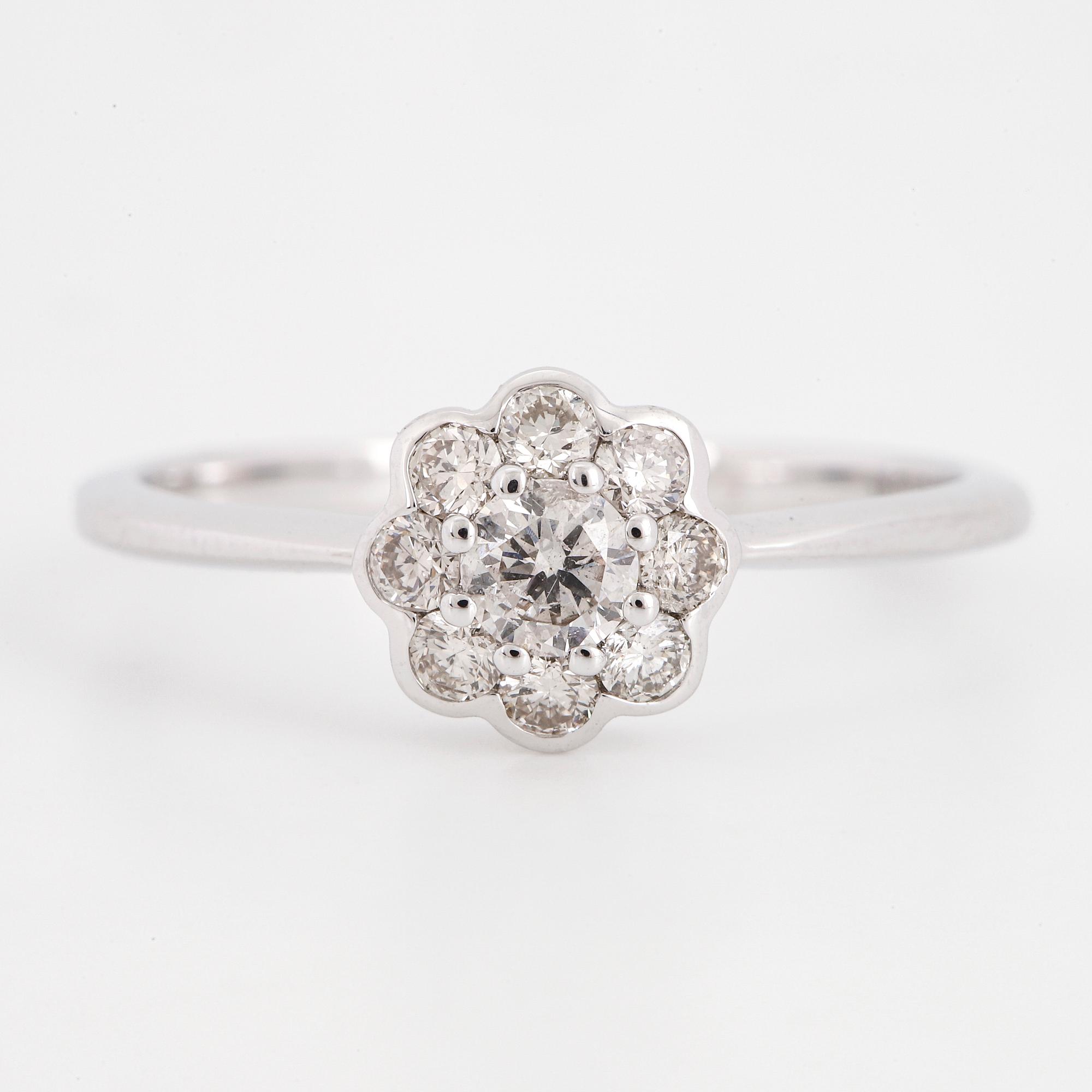 RING, med briljantslipade diamanter, blomformad.