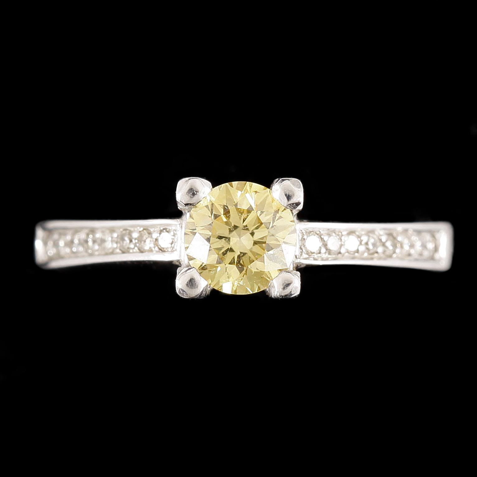 RING, 14k vitguld, gul diamant ca 0.5 ct, briljantslipade diamanter. Tot 3.5 g.