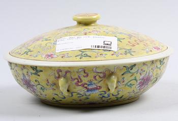 SKÅL MED LOCK, porslin, Kina, 1900-tal.