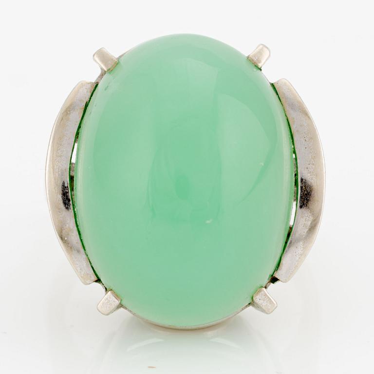 Ring, cocktail ring, 14K white gold with cabochon-cut chrysoprase.