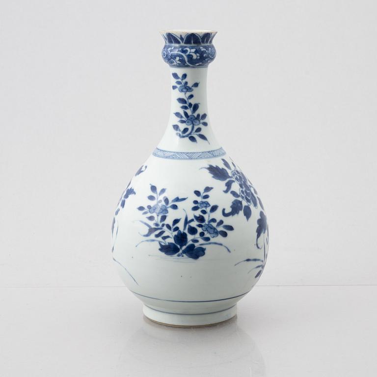 A blue and white porcelain vase, China, Qingdynasty, 19th century.