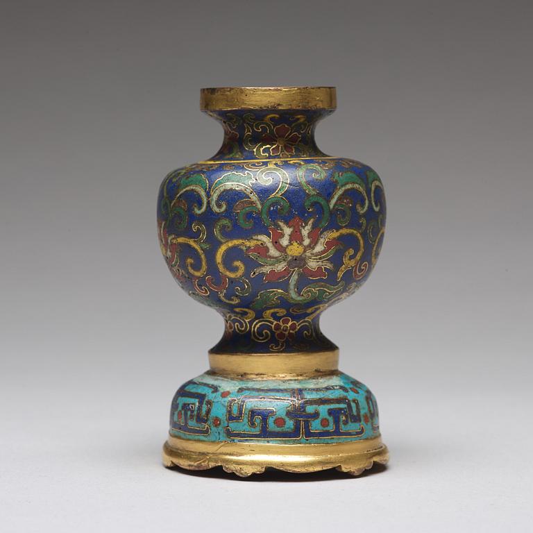 VAS, cloisonné. Qingdynastin, 1700-tal.