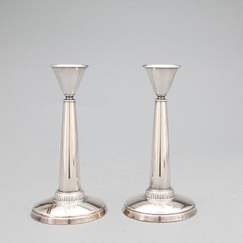 LJUSSTAKAR, ett par. Silver. Ainar Axelsson, GAB, Stockholm, 1956. Totalvikt: ca 324 gram.