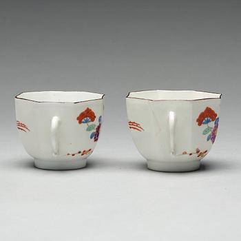 KOPPAR, ett par, porslin. Meissen, 1700-tal.