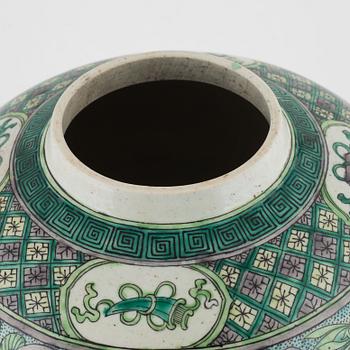 A large famille verte bisquit jar with cover, late Qing dynasty, circa 1900.