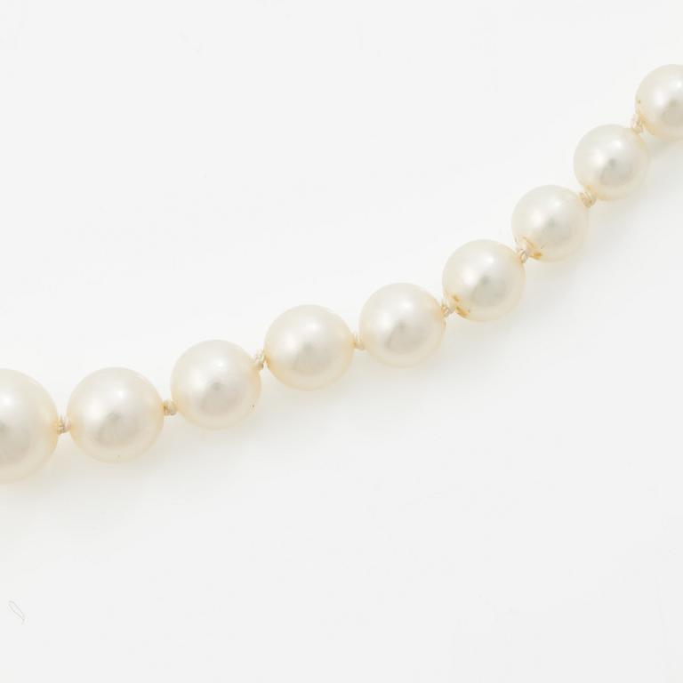 Pärlcollier, doserade odlade pärlor, med lås i 18K guld med små diamanter.