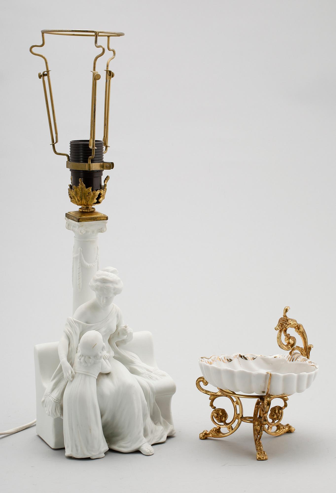 BORDSLAMPA OCH SKÅL, porslin, sekelskiftet 1900.