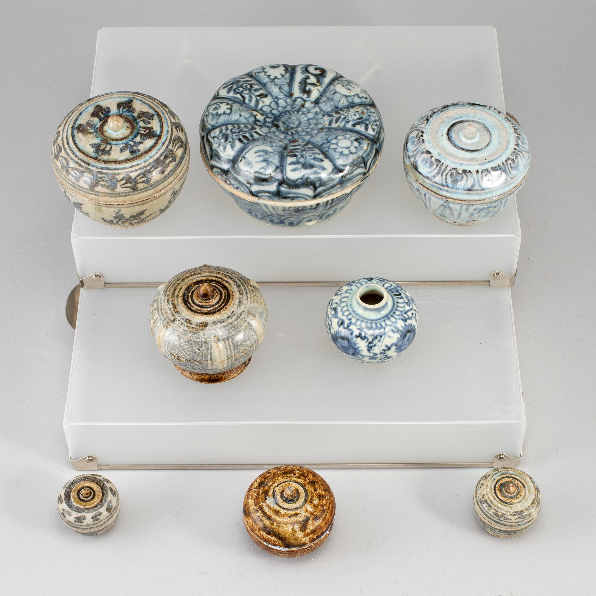 PARTI FÖREMÅL, åtta stycken, keramik. Sydostasien, troligen 1400-1600-tal.