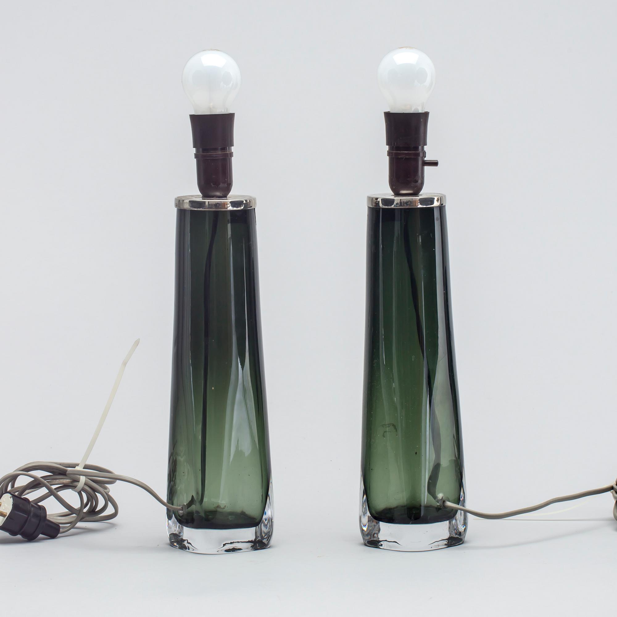 BORDSLAMPOR, ett par, glas, Carl Fagerlund för Orrefors. 1900-talets mitt.