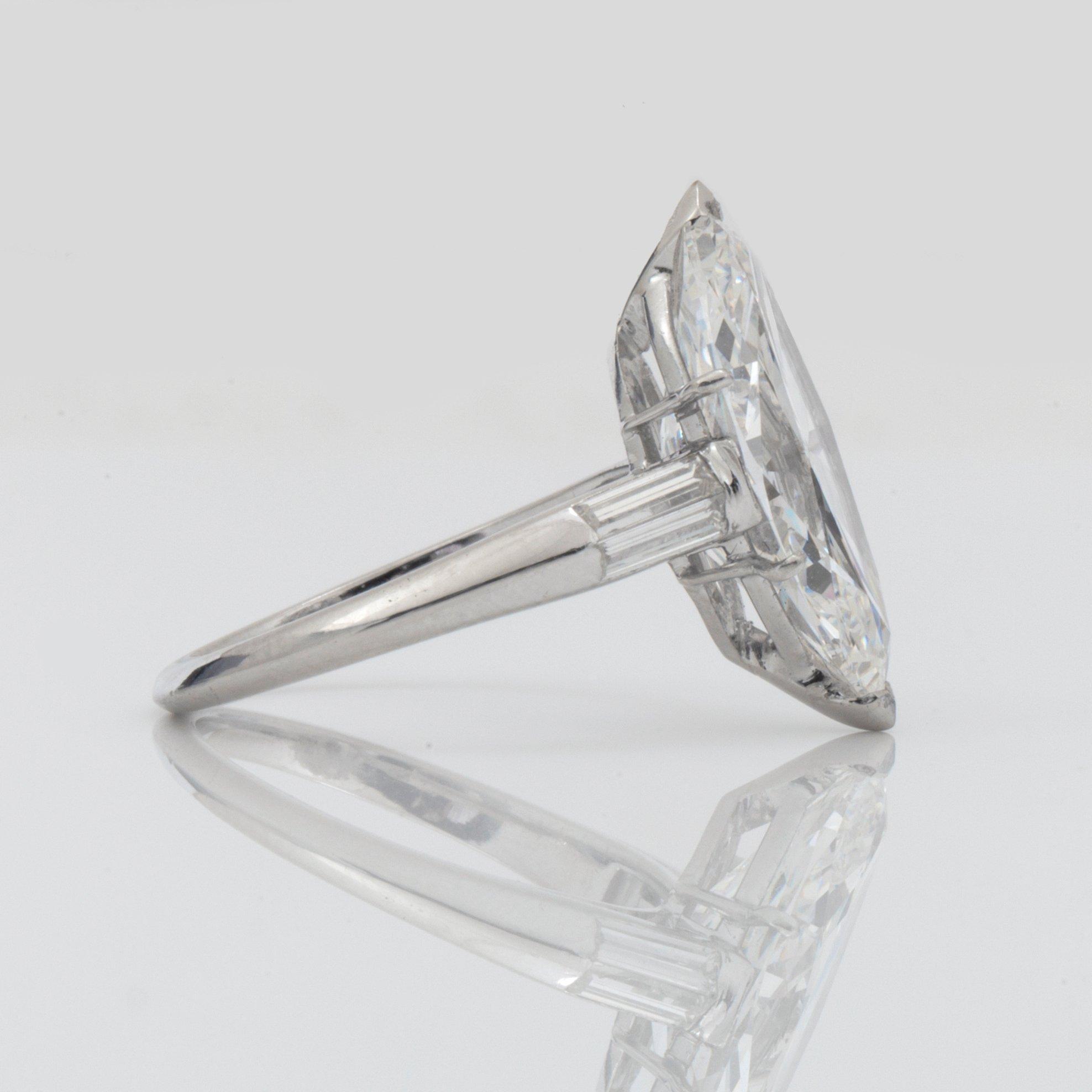 RING med en 5.10 ct marquise slipad diamant. Kvalitet ca E/IF enligt HRD certifikat.