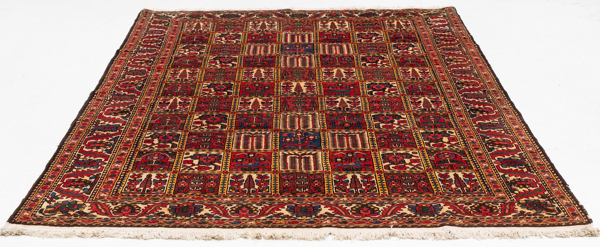 A Chahar Mahal Va Bakhtiari carpet, semi antique, c. 306 x 220 cm.